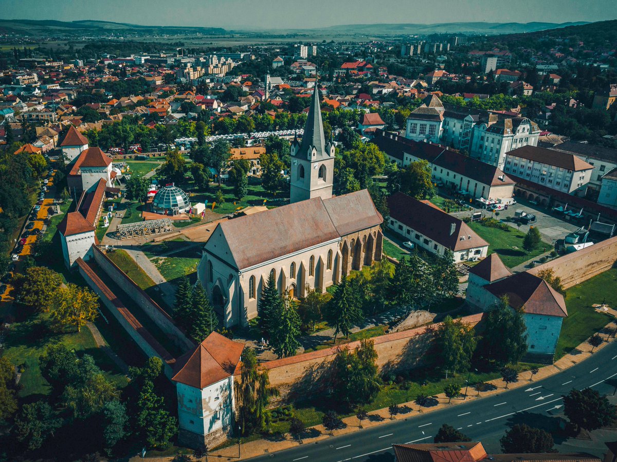 Stepping into the past at Targu Mures' medieval citadel. The ancient walls whisper tales of knights and merchants, while the Protestant Church proudly rises, a symbol of faith and heritage. A fusion of architectural wonders and cultural treasures #TarguMures #MedievalLegacy