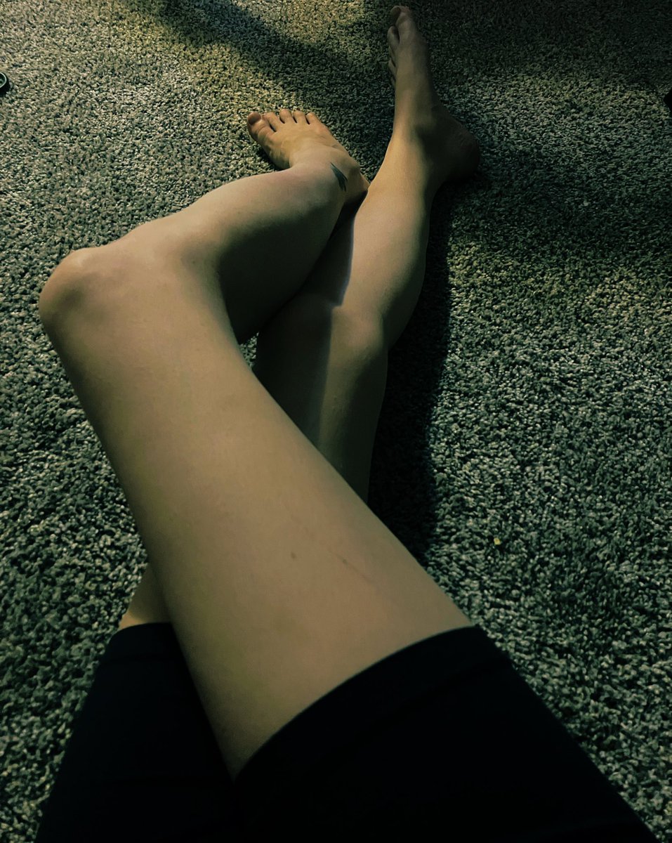 💲Miss Ashley💲🎂5/31🎂 on Twitter: "Long legs. Pretty feet. Getting kicked