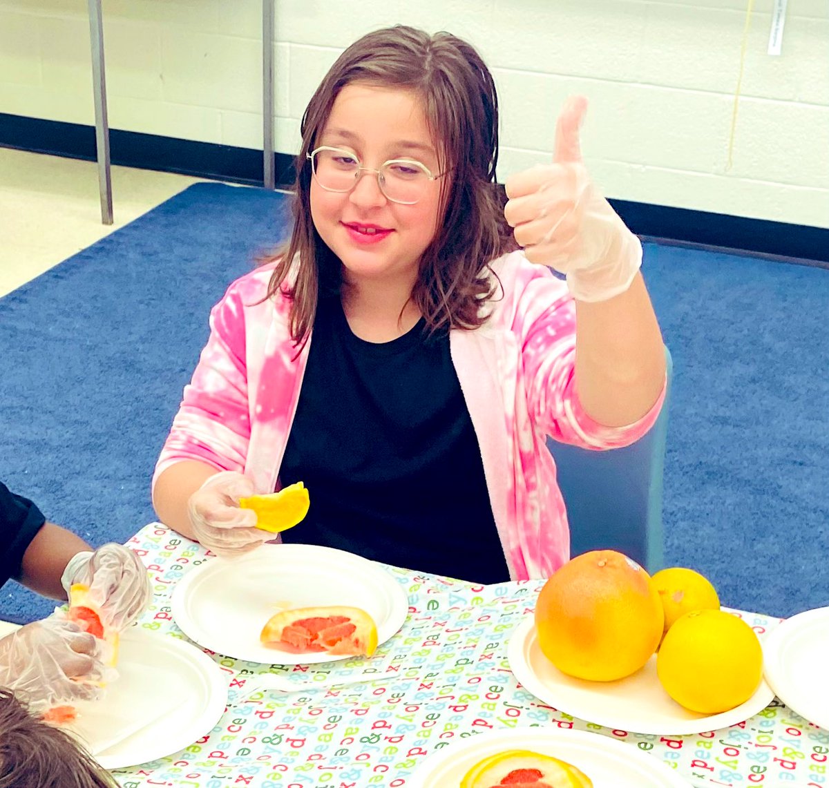 lobnafrench's tweet image. Enjoying citrus fruits 🍋 🍊 Discussing the importance of vitamins for our health. #wellbeing #plasp @PLASP_CCS