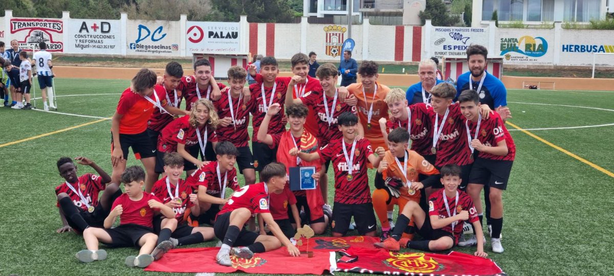 RCDMallorcaBase's tweet photo. L’Intantil A aixeca la copa de campions de Balears 👺👏🏻

☺️ Enhorabona als al•lots i al cos tècnic! https://t.co/mT5S2chcB6