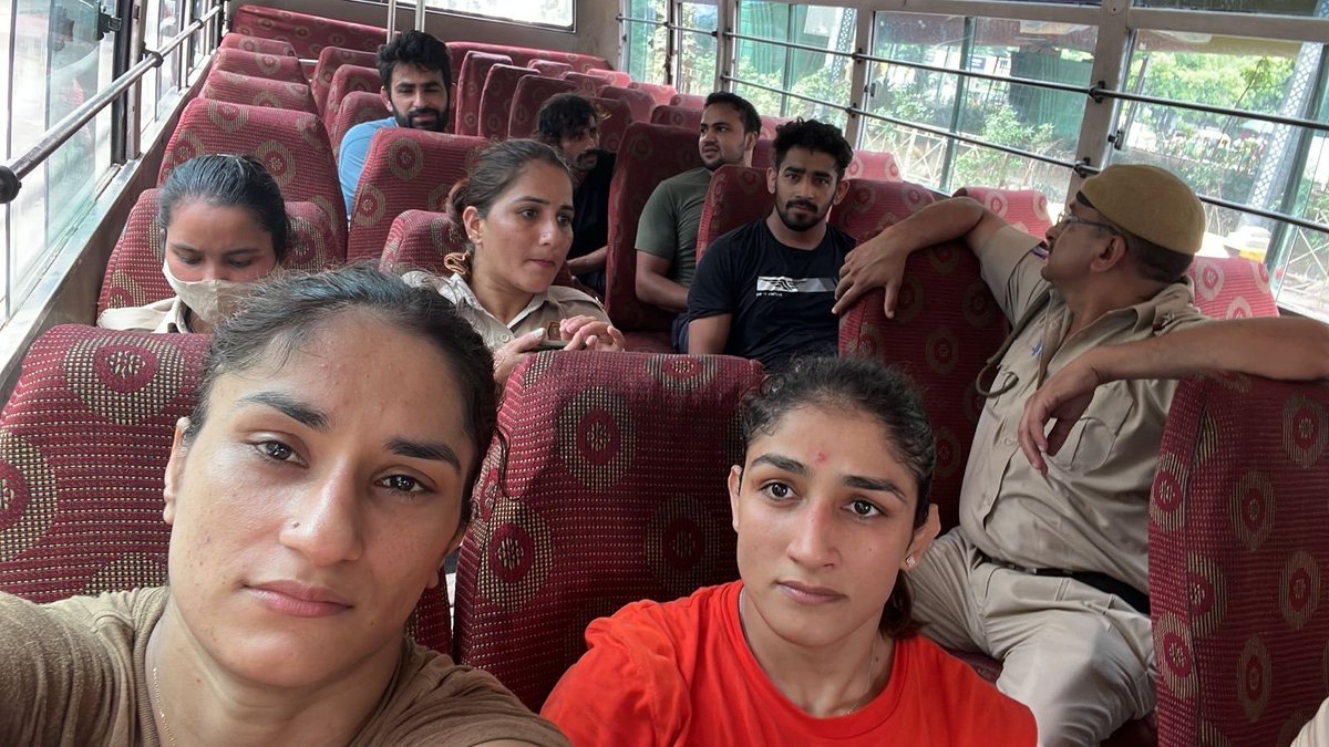 du_jat's tweet photo. BJP आईटी सेल ट्रोल्स ने AI सॉफ्टवेयर का इस्तेमाल करना शुरू कर दिया है। 
 देखिए ओलंपिक चैंपियन को बदनाम करने की उनकी गंदी चालें।  

पहली फोटो रियल है !  दूसरी मैनिपुलेटिड है 

#WrestlersProtest
#पहलवान_देश_की_शान #पहलवानों_को_न्याय_दो #पहलवान 
@BajrangPunia @FarmStudioz
@SakshiMalik @Phogat_Vinesh