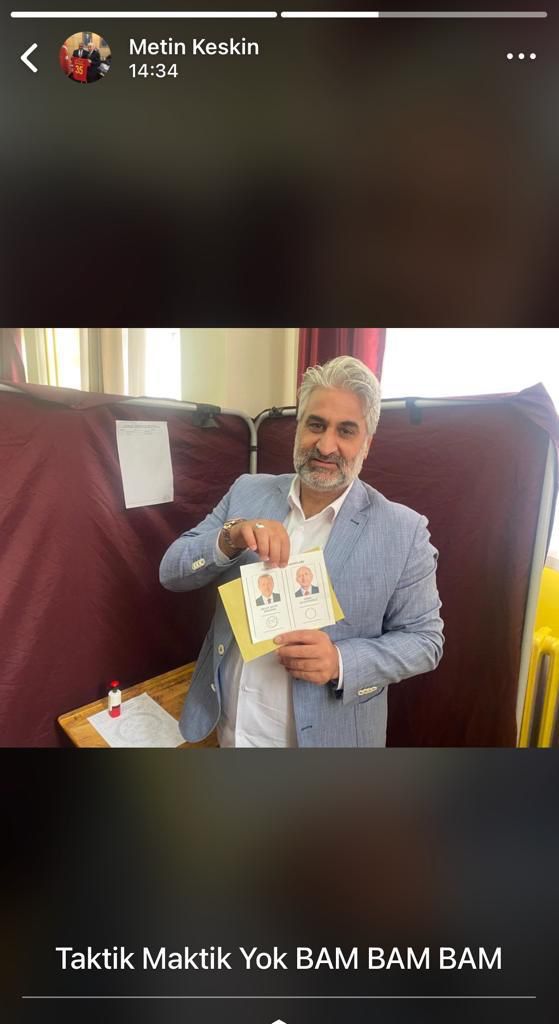 ajans65_tv's tweet photo. MHP Bingöl Milletvekili Adayı Muhammed Metin Keskin oyunu açık kullanarak whatsapp’ta durum yaptı.

Bingöl / 14 Mayıs seçimlerinde Milliyetçi Hareket Partisi ( MHP) ‘den Bingöl Milletvekili Adayı olan ancak seçilemeyen Muhammed Metin Keskin açık oy kullandı. 

Keskin’in paylaştığı fotoğraftan  , oy kabinime tek girmesi gerekirken  yanında başka birini götürdüğü anlaşılıyor. ‘ Gizli oy açık sayım ‘ kuralına aykırı bir şekilde oy kullanan MHP milletvekili adayı hakkında tutanak tutulup tutulmadığı bilinmiyor.

Haber: Fırat Bulut