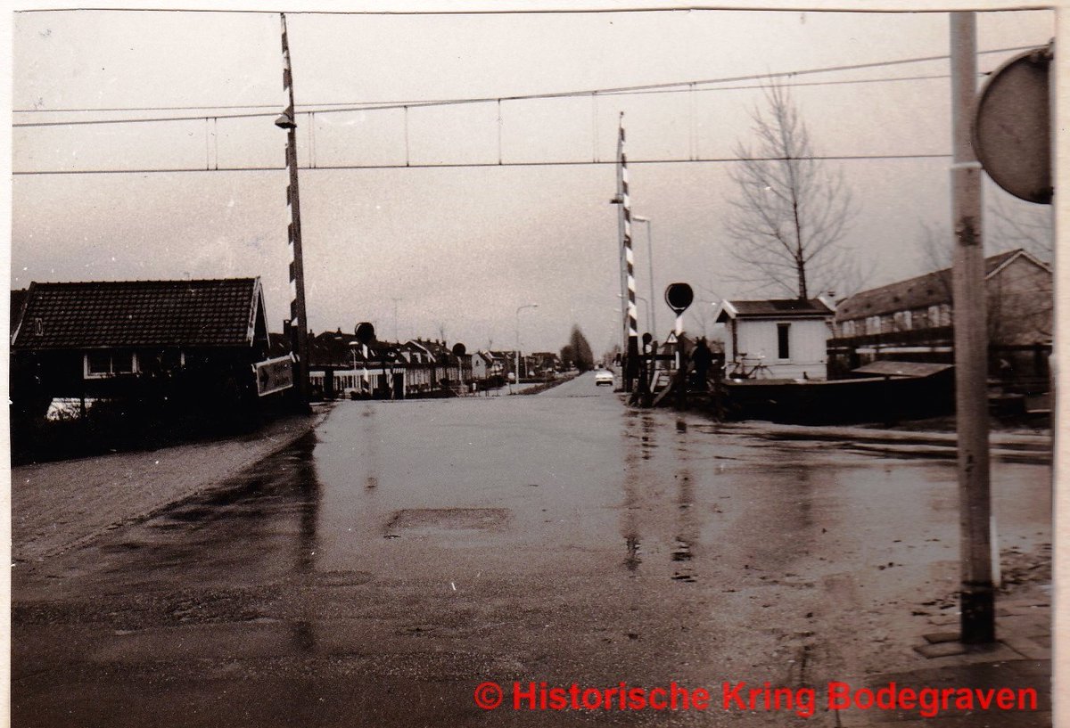 HistBodegr's tweet image. De Spoorwegovergang #Goudseweg in #Bodegraven
Foto is uit het midden van de 70-er jaren.