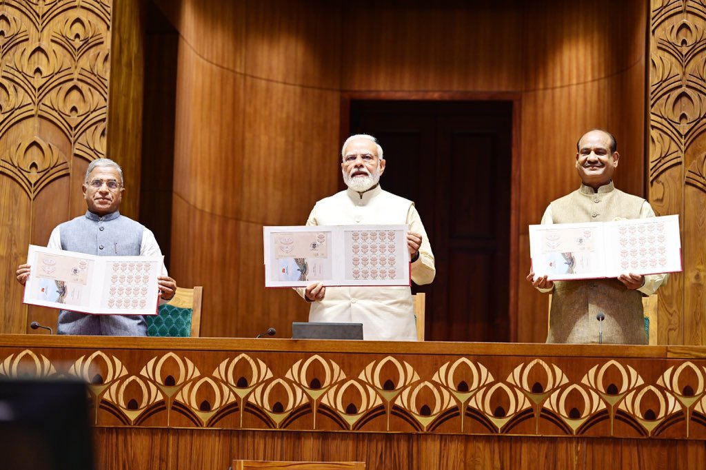 ChaudhryShankar's tweet photo. नए संसद भवन के उद्घाटन के अवसर पर प्रधानमंत्री श्री @NarendraModi जी ने सभी को संबोधित करते हुए विशेष स्मारक डाक टिकट और 75 रुपये का सिक्का भी जारी किया।

#MyParliamentMyPride https://t.co/fO1a9qEfx2