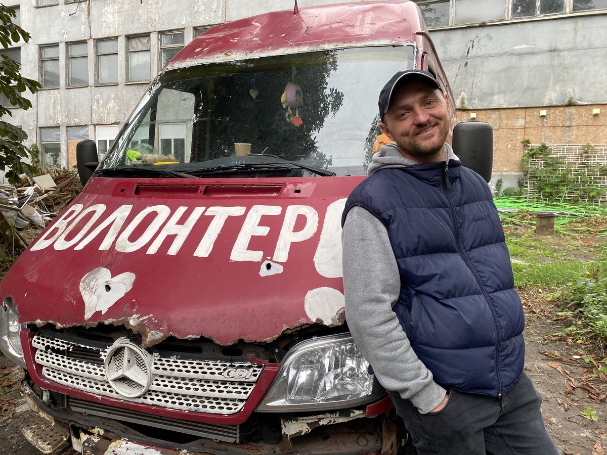 plombirvkus's tweet photo. Це Михайло Пуришев, він Волонтер, я недаремно написав слово Волонтер з великої літери, бо Міша Волонтер з великої літери.Він перший почав евакуювати людей з Маріуполя. Його перший рейс був 8 березня 2022.На відміну від червоних хрестів та інших організацій Міша не чекав на зелені https://t.co/hZCUmBxTbR