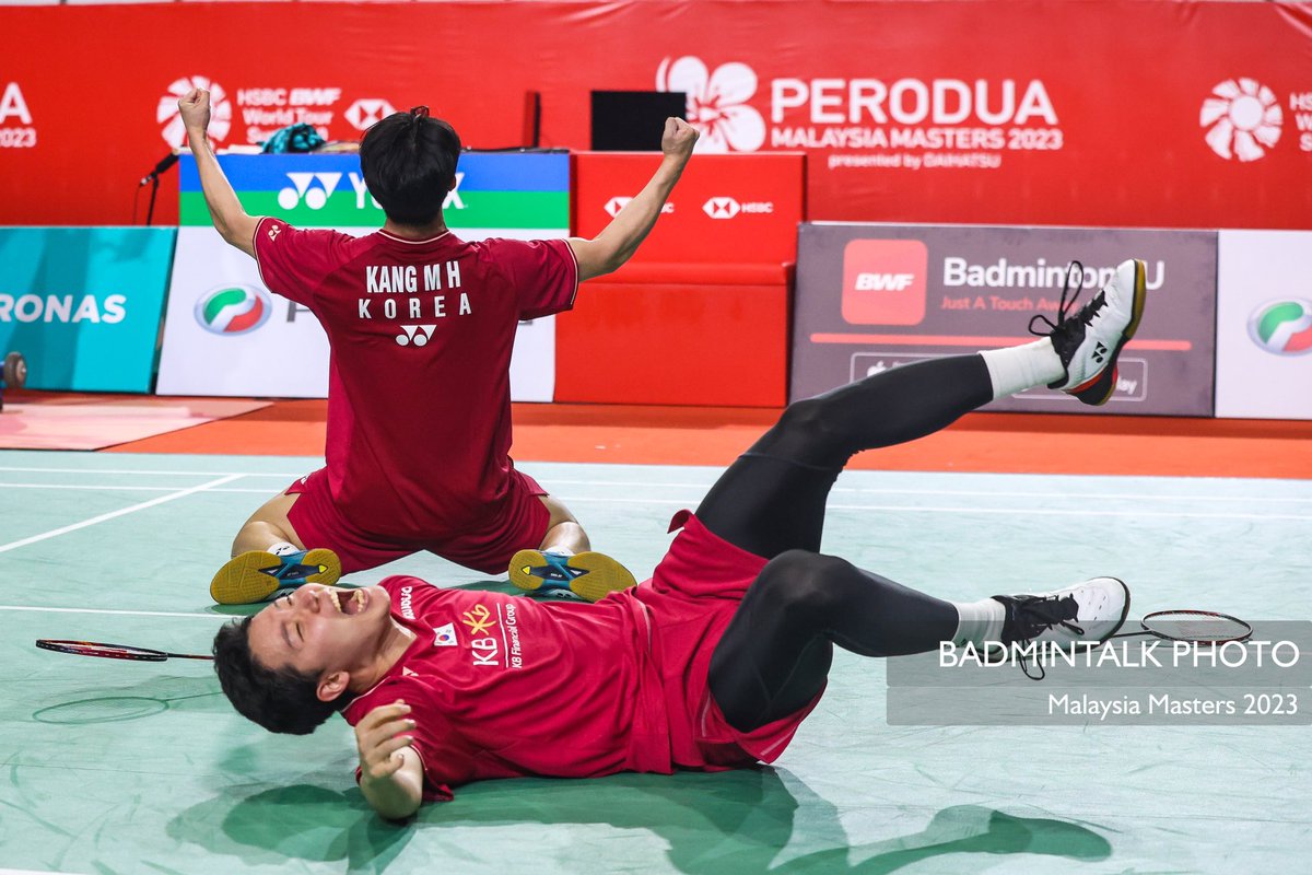 BadmintonTalk's tweet photo. #MalaysiaMasters2023 - Men’s Doubles

🥇Kang Min Hyuk/Seo Seung Jae (KOR) 
🥈Man Wei Chong/Tee Kai Wun (MAS)

Congratulations to both pairs!

#MalaysiaMasters2023 #BadmintalkPhoto #PMM2023 https://t.co/d94KxssGh5