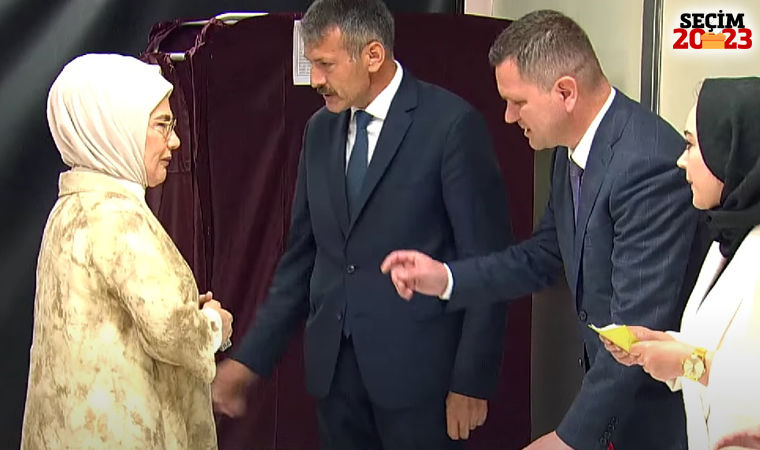 cumhuriyetgzt1's tweet photo. Emine Erdoğan 'kimliksiz' oy kullandı
https://t.co/aC1PjD7ath https://t.co/OQndnxZNxM