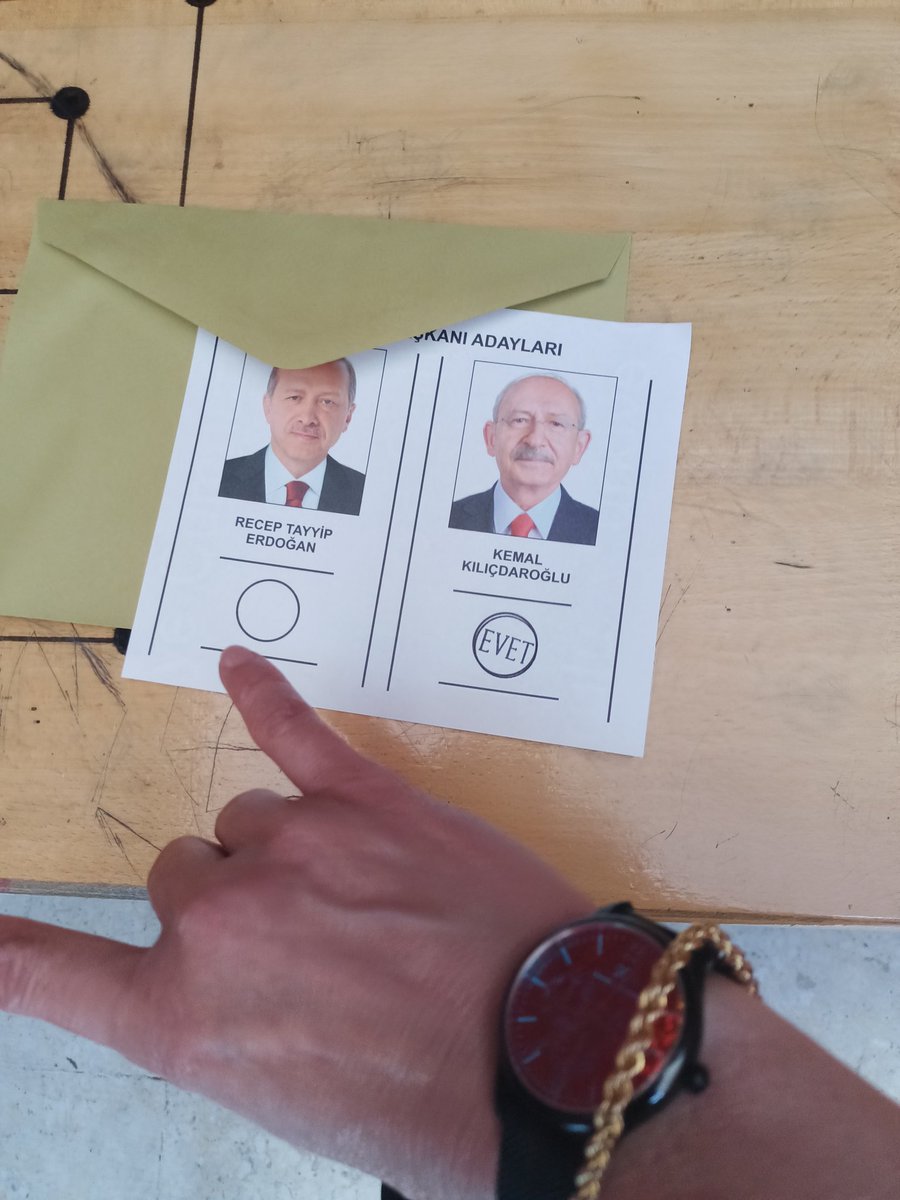 Kim demiş Milliyetçiler Kılıçdaroğlu 'na oy vermez diye!
Oyum sana ananın ak sütü gibi helal olsun pirom

#OylarKemalKılıcdaroğluna
#KilicdarogluKazanacak