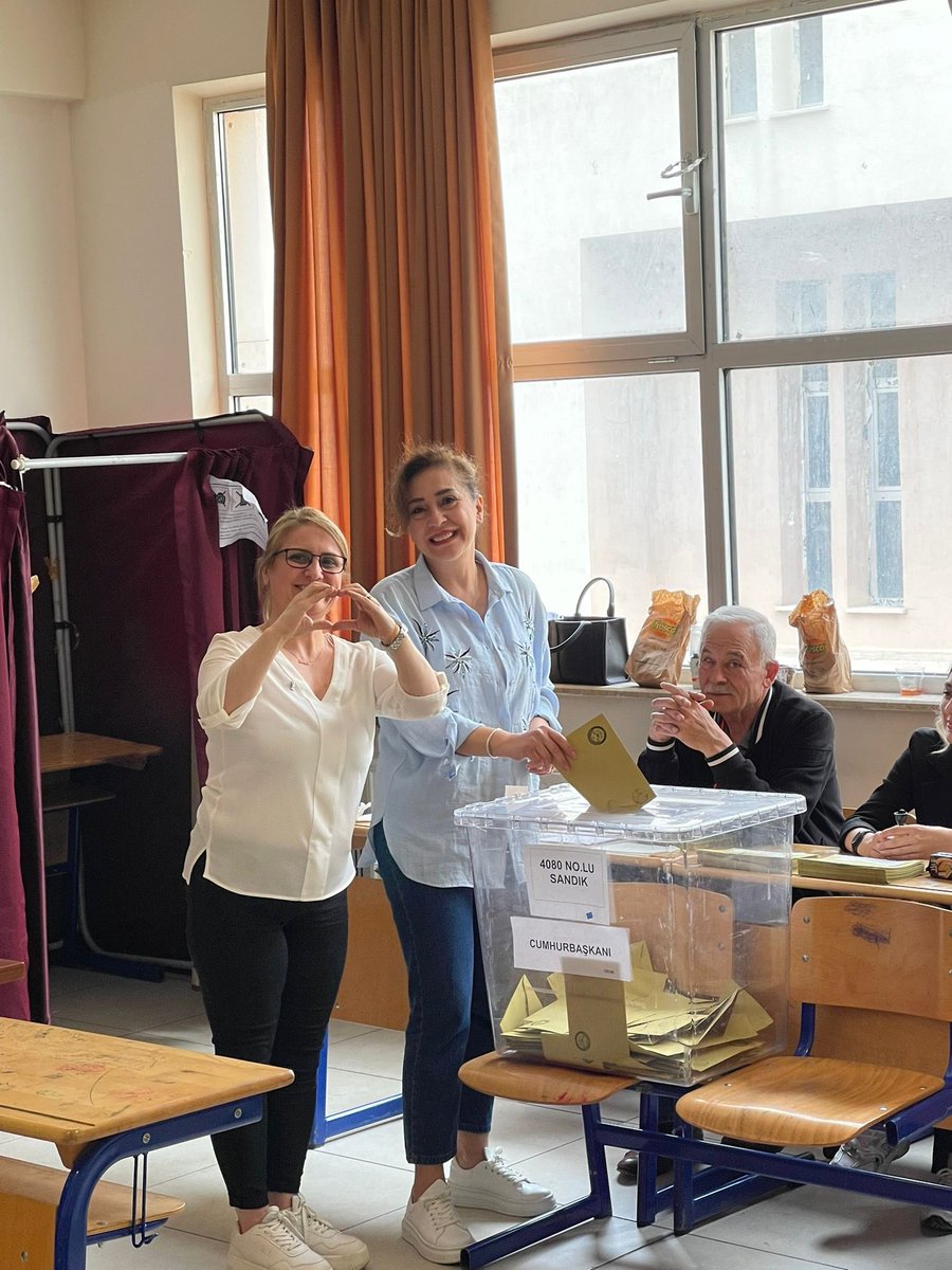 avbasmine's tweet photo. Oyumuzu kullandık. Hayırlı olmasını dilerim. Sabahın erken saatlerinden itibaren sandıklarda görev yapan tüm arkadaşlarıma teşekkür ediyorum. Sandığa ne girerse sandıktan o çıkacak! https://t.co/lFjROlGjrf
