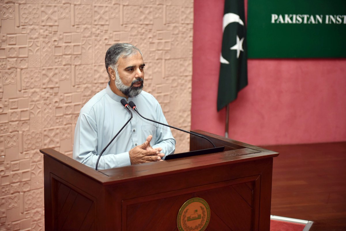 Mantaq_'s tweet photo. "A thorough understanding of the context (historical, political, and cultural factors) is crucial for the successful implementation of international law."
Mr. Nadeem Farhat (Senior Research Fellow, IPS) @IPS_1979 on "Contextualizing the International Law." https://t.co/43r1A9eHp5