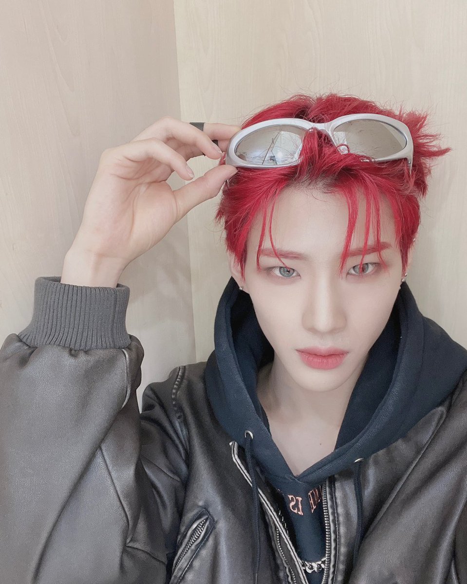 fantasyboys_'s tweet photo. 여러분 제가 엄청 보여드리고 싶었던 사진인데 이제야 보여드릴 수 있어서 너무 좋아요 ㅎㅅㅎ 빨간 머리 사진 많으니까 앞으로 엄청 많이 보여드릴게요😛

#소년판타지 #FANTASYBOYS
#진명제 #JINMYUNGJAE https://t.co/CdShH7qkZd
