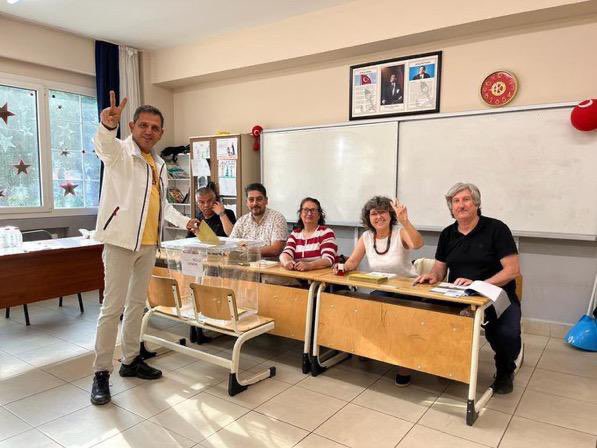 Oy verme işlemi sırasında parti propagandası yapmak yasaktır. Fatih Portakal ve sandık görevlisi kadın PKK siyasi uzantısı HDP işaretini yapmışlar.

<a href="/EmniyetGM/">Türk Polis Teşkilatı</a> lütfen haklarında işlem başlatın. Ayrıca bu suçu sosyal medyadan yayarak, daha büyük bir suç işliyorlar. AFFETMEYİN!!!