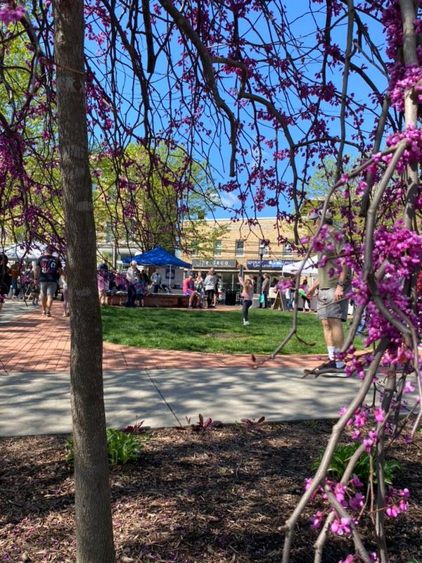 MARKET DAY HAS BEGUN! 🌞

Come to the Triangle and join us on this spectacular Sunday. We are open until 1pm. Story time with Emmaus Library is 12-1 so you can relax with the kids after shopping. Don't miss it!

#emmausmarket #emmausfarmersmarket #sundayfunday #farmersmarkets