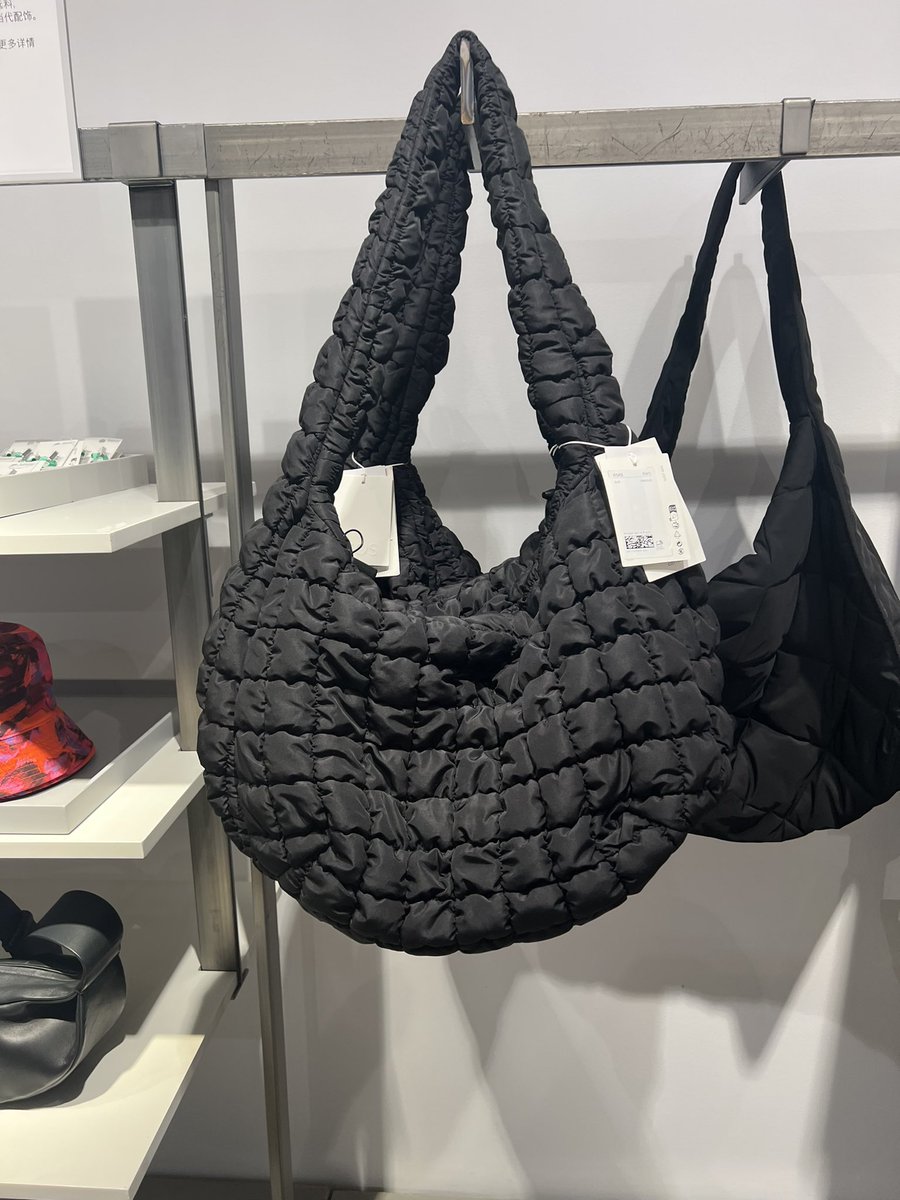Argosyy's tweet photo. กระเป๋า cos quilted 

Mini bag มีสี ดำ ขาว เขียว 
ราคา 2890.- 

Oversize สีดำ ราคา 3990.-

ราคารวมส่ง
ถึงไทย 5 มิถุนายน https://t.co/1tyakkvKDL