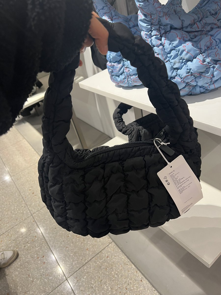 Argosyy's tweet photo. กระเป๋า cos quilted 

Mini bag มีสี ดำ ขาว เขียว 
ราคา 2890.- 

Oversize สีดำ ราคา 3990.-

ราคารวมส่ง
ถึงไทย 5 มิถุนายน https://t.co/1tyakkvKDL
