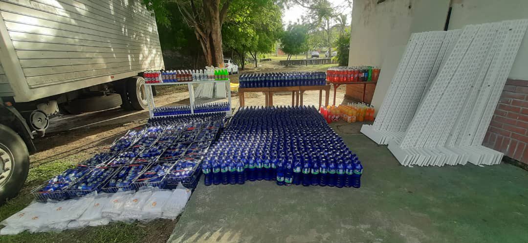 ImpactoVE's tweet photo. #28May ¿POR ESTAFADOR? 🤔

Funcionarios de la Policía del estado #Lara detuvieron a un hombre que trasladaba en un camión mercancía vencida. 

Entre los productos que llevaba se encuentran refrescos, jugos, agua mineral y otros artículos cuya fecha de consumo estaba ya caducada.

📸 Cortesía
📌 Vía @RamonVeliz