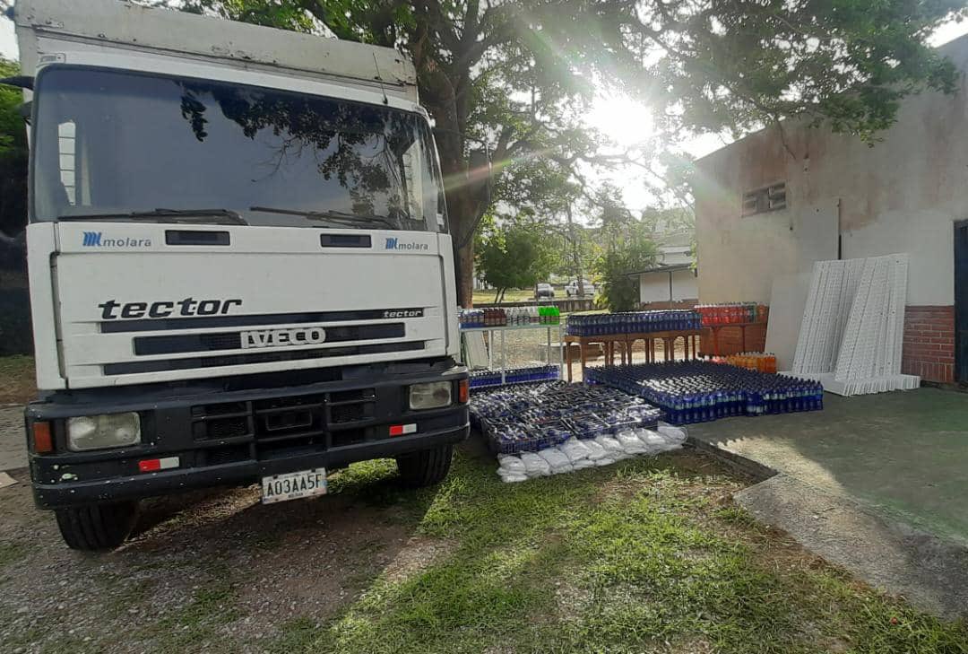 ImpactoVE's tweet photo. #28May ¿POR ESTAFADOR? 🤔

Funcionarios de la Policía del estado #Lara detuvieron a un hombre que trasladaba en un camión mercancía vencida. 

Entre los productos que llevaba se encuentran refrescos, jugos, agua mineral y otros artículos cuya fecha de consumo estaba ya caducada.

📸 Cortesía
📌 Vía @RamonVeliz