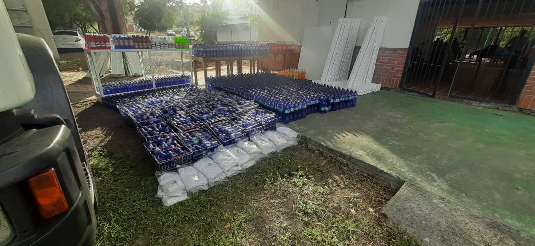 ImpactoVE's tweet photo. #28May ¿POR ESTAFADOR? 🤔

Funcionarios de la Policía del estado #Lara detuvieron a un hombre que trasladaba en un camión mercancía vencida. 

Entre los productos que llevaba se encuentran refrescos, jugos, agua mineral y otros artículos cuya fecha de consumo estaba ya caducada.

📸 Cortesía
📌 Vía @RamonVeliz