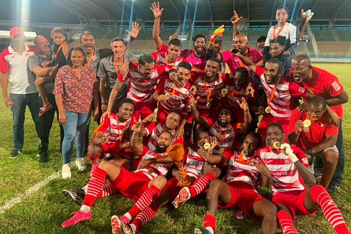 resca_sports's tweet photo. ⚽​ #CDMQ : Le Golden Lion et les féminines de l'Assaut remportent la Coupe de Martinique.

 Les Joséphins ont battu le Club Colonial 2-1 dans cette finale et réalisent le doublé puisqu'ils ont remporté le championnat de R1 il y a quelques semaines.

Les Piérrotines remportent le premier titre pour leur section après avoir battu l'Avenir FC 2 buts à 1.

Félicitations aux deux équipes ! 👏🏽​

[La1ère]