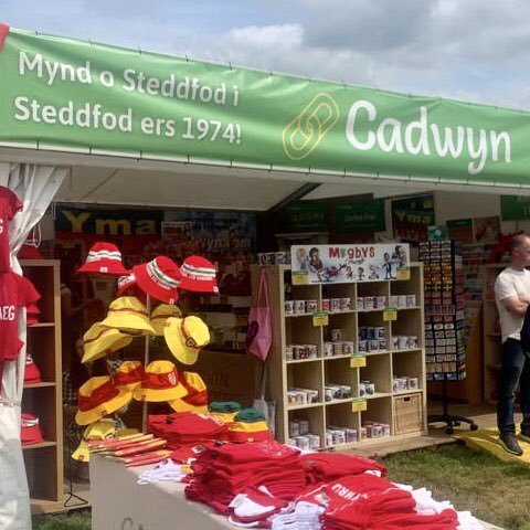 🔴 ⚪ 🟢 Mae llwyth o nwyddau <a href="/spiritof58wales/">TIM WILLIAMS</a> ar gael ar ein huned (99-100) ar faes <a href="/EisteddfodUrdd/">Eisteddfod yr Urdd a’r Celfyddydau</a> Sir Gâr yn Llanymddyfri gan gynnwys cynllun newydd sbon ‘Gorau Chwarae cyd Chwarae’. 

🔴 ⚪ 🟢 Niferoedd cyfyngedig. Cyntaf i’r felin!

#Urdd2023 🎪