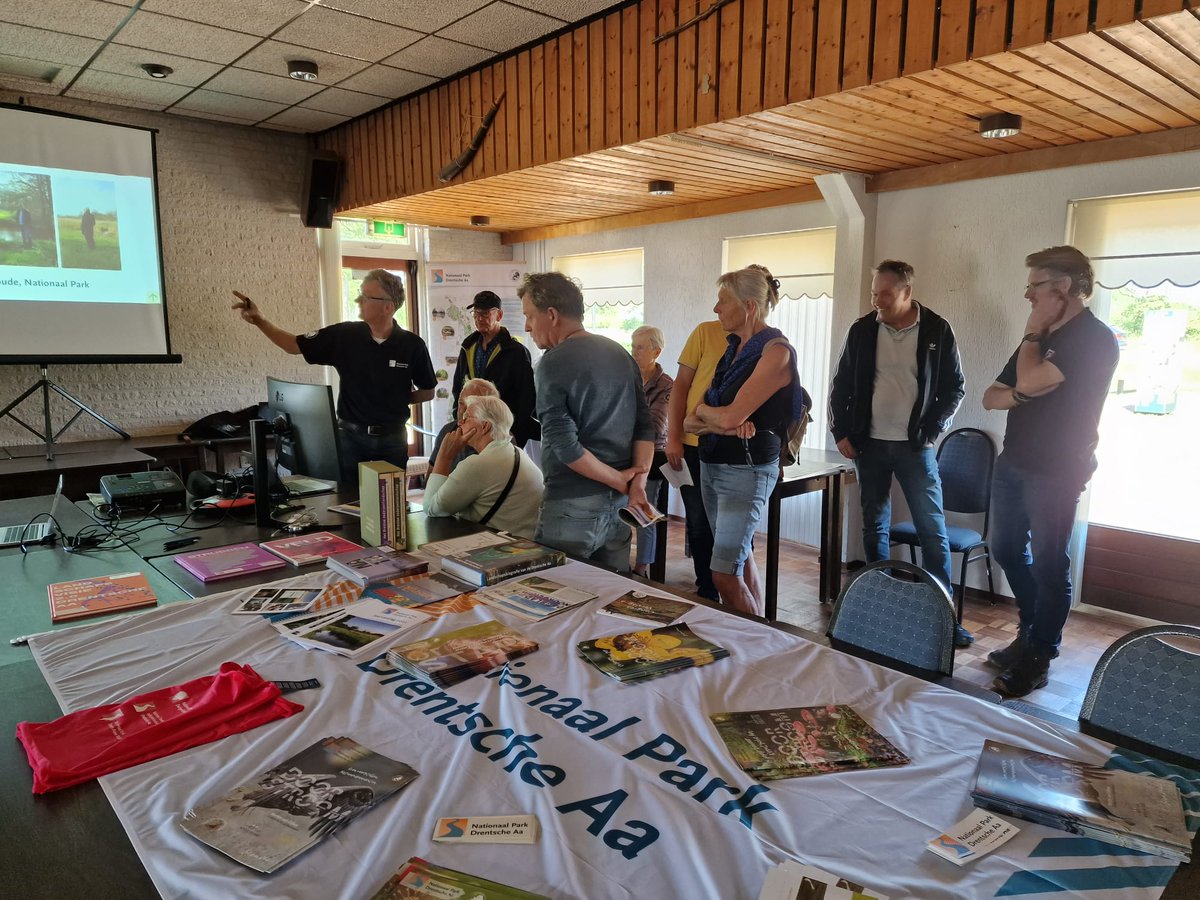 De #vlag wappert weer aan voormalig café 'De Aanleg'. Gezellige aanloop tijdens de Dag van het Nationaal Park. Veel mooie #verhalen gehoord en verteld over de plannen voor het Nationaal Park Drentsche Aa #informatiecentrum in aanbouw. Prachtige dag. #dagnationaalpark2023