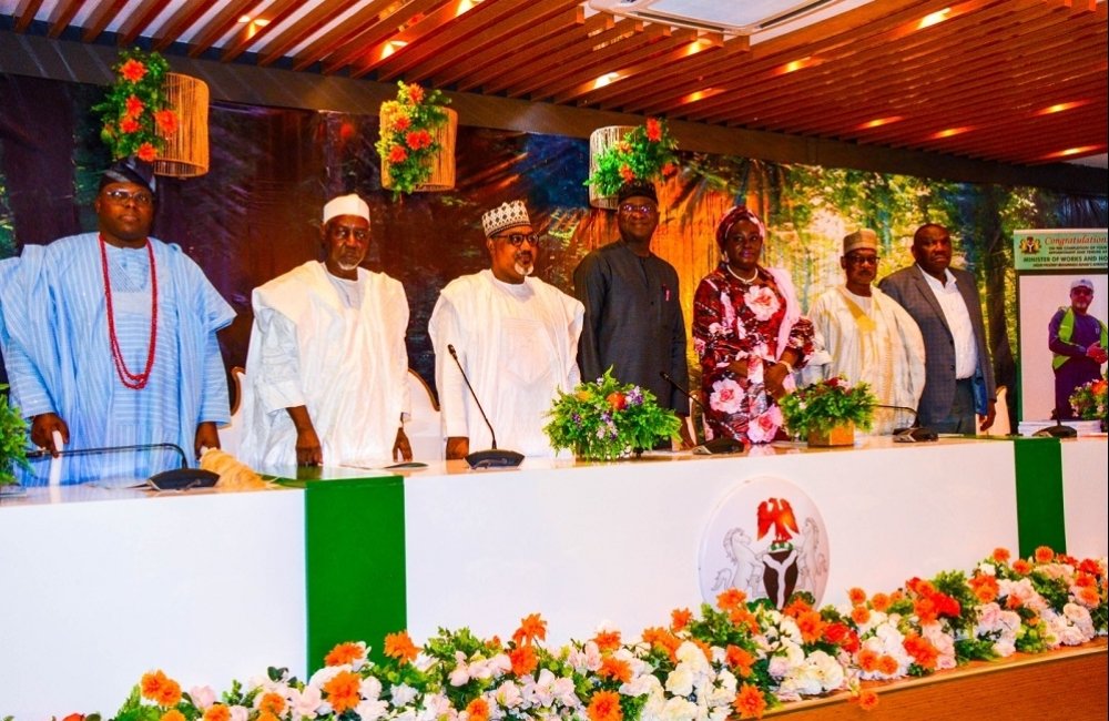 FMWNIG's tweet photo. Fashola Hands Over Ministry to DOOPS. Engr. Esan
https://t.co/6ukf8eBEnv https://t.co/ep4tNfpISK
