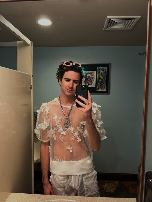 Glasses on or off for my Ptown look? https://t.co/LkmHbf1cjv