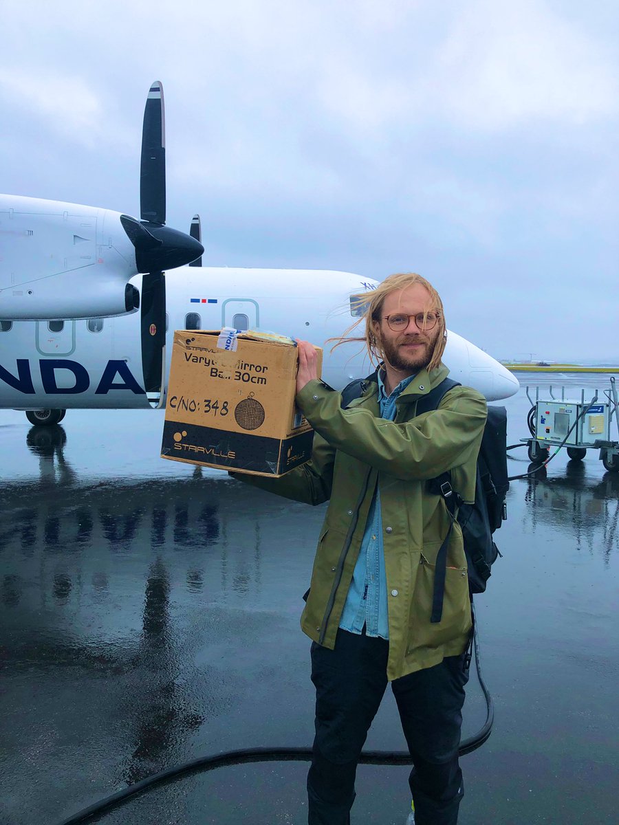 Við <a href="/IvarPetur/">Ívar Pétur</a> erum að koma með stuðið til Patró! Diskókúlan fær sæti í vélinni! 🎉🎈 #twintwinsituation