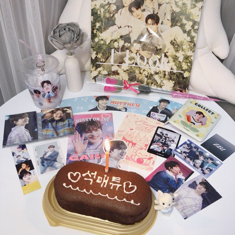 ze_roseFOX's tweet photo. メテュ改めておめでとう🌹
1日でこんなグッズ集まると思わなかった、幸せ·͜· ♡

 #HAPPYMATTEWDAY https://t.co/ijcGwswlST