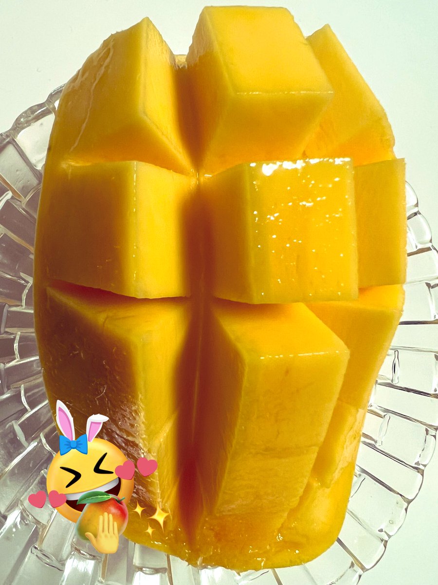 でざーとんっ🥭mango🥭🤭❣️ 先週❓🤔ぱくもぐしたmango氏🥭と 違う品種mango氏🥭 あ😳✨どちらもどち💡んまんまだけど こちらのmango氏🥭の方が それがしぃはタイプぢゃのっ🤭❣️ んまんま✨🥰ぱくも…😳 あーっ😆鬼滅の刃さん📺 はまじるーっ