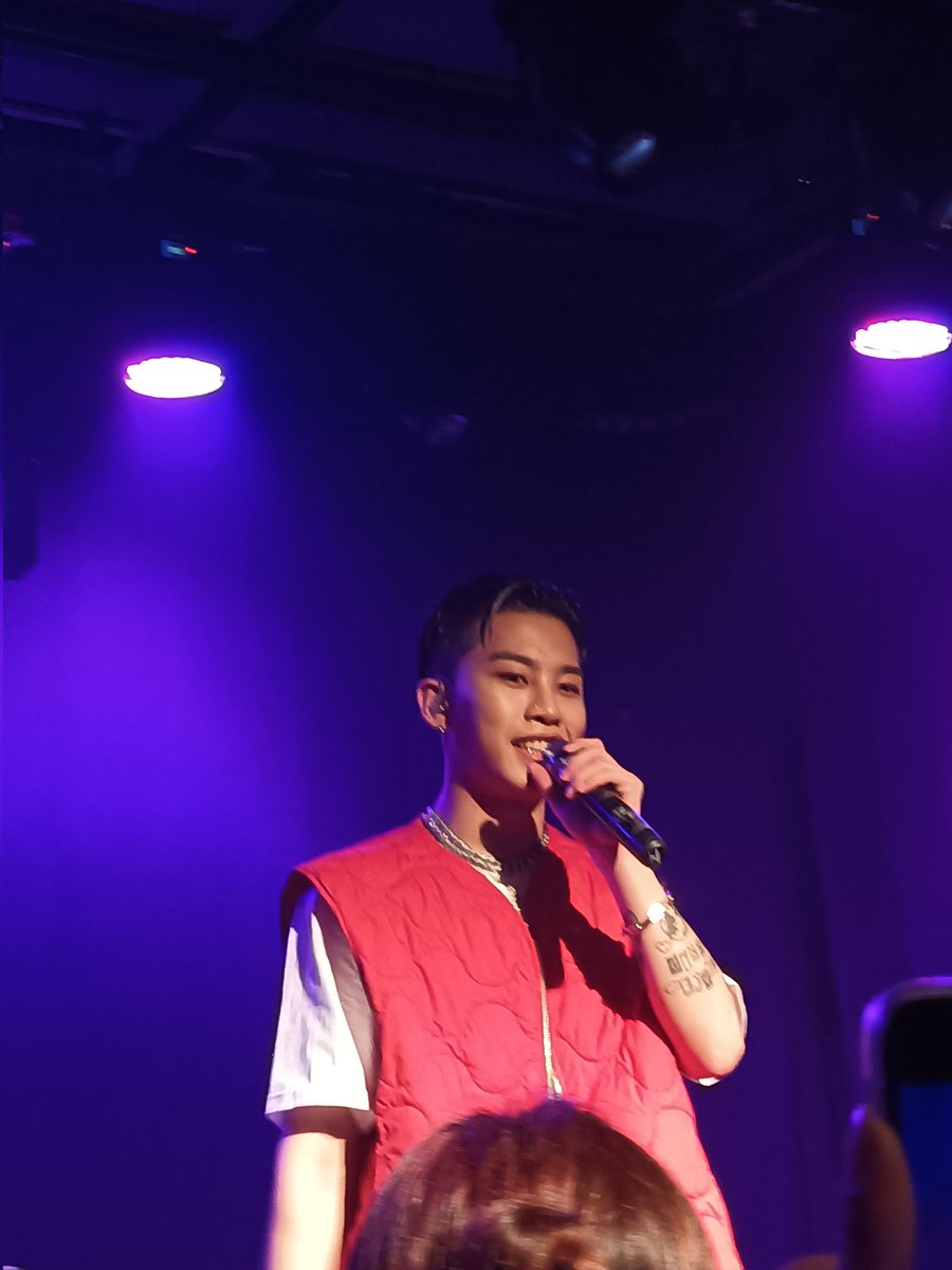 트라이앵글 콘서트 미쳤어요,,,,,
다리와 성대를 주고 황홀감을 얻은 ㅠㅠㅠㅠㅠㅠㅠㅠㅠㅠㅠㅠㅜ 일단 얼굴이 말이 안돼요 사람이 아니야 😱😱😱
그리고 준비 정말 열심히 했다고 느껴진게 구성이 쉴틈없이 알찼어요 솔로 무대+게스트분들+댄스 무대까지 세상 재밌었던!! 지누야 최고에요 🎤✨