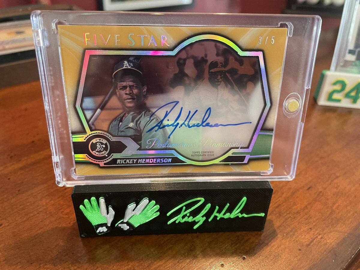 IMO no greater #auto in sports this 2021 @topps ⭐️⭐️⭐️⭐️⭐️ #rickeyhenderson shows off the 🐐penmanship and those great OAKLAND colors 💚#thehobby #tradingcards #baseballcards #mlb #SellTheTeam #FisherOut