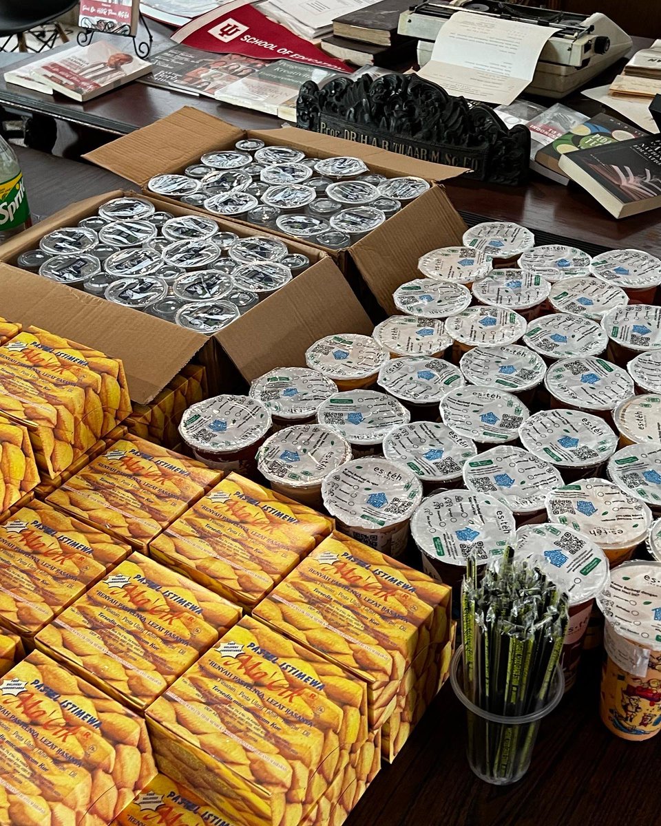 wcjkt's tweet photo. We invited folks to a potluck party so folks brought snacks and soft drinks to share with others.
We share what we do with WordPress with the world.
Thank you for sharing everyone, @BiznetGioCloud and @Dewaweb!
#WP20 #WPID #WPJKT #WordPress https://t.co/moEQNcJlXb