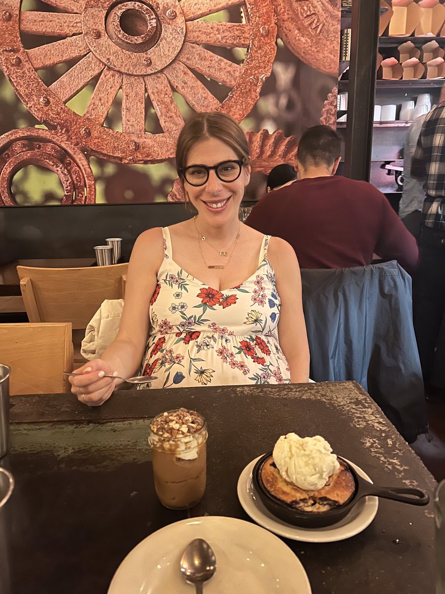 Jso7151's tweet image. At 39 weeks pregnant is there a limit on how many desserts you can order??