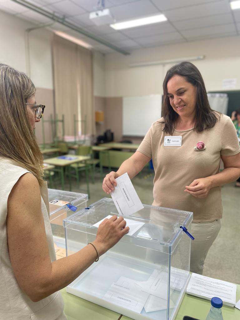 Elena García Lafuente (<a href="/egarlaf/">Elena García</a> ) votando a primera hora en el IES Ataúlfo Argenta.

La participación está siendo buena, ¡que no decaiga!