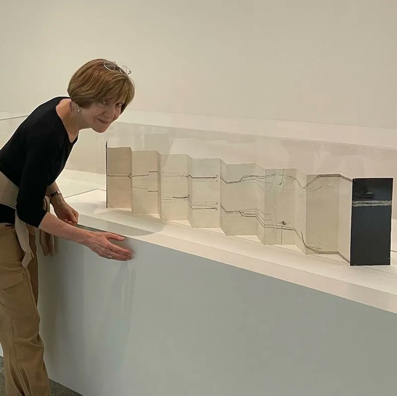 PaperSpecs's tweet image. Quick Quiz: Name this type of fold!

Found this eye-catching #lithograph from 1966 at the @Guggenheim Museum in #NYC.

Bonus points for using Singer-sewn binding as a decorative element!

Artist: Gertrud Goldschmidt (AKA: Gego)

#paperinspiration #guggenheimmuseum #printdesign