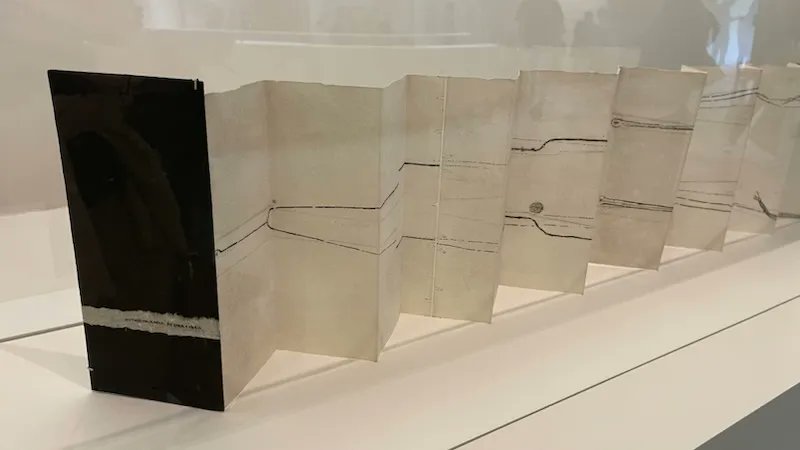 PaperSpecs's tweet image. Quick Quiz: Name this type of fold!

Found this eye-catching #lithograph from 1966 at the @Guggenheim Museum in #NYC.

Bonus points for using Singer-sewn binding as a decorative element!

Artist: Gertrud Goldschmidt (AKA: Gego)

#paperinspiration #guggenheimmuseum #printdesign