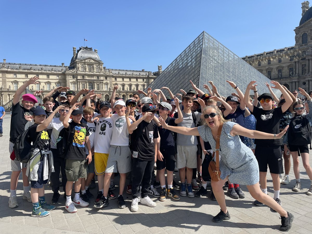 MFLlingfield's tweet photo. La Louvre est très bon! Mrs Roe wanted to make sure she was in the photo too! @LingfieldColl https://t.co/rsfZLXUfAg