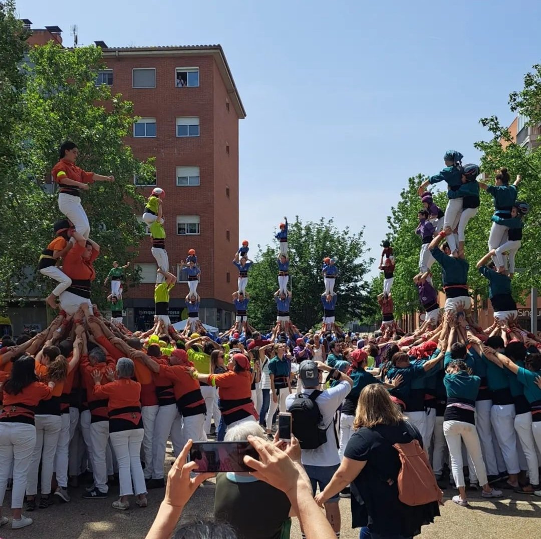 XerricsOlot's tweet image. Hem anat a #Salt a #TrobadacollesNord amb @Airenou @CCFigueres @Marrecs @CCEsperxats @guillats @Minyons_SC @XerricsOlot hem fet pd4, 3d6a, 4d6, 3d6, pd4, pd3net de #mainada i pd3 (íntegre de mainada).
Menció especial als #músics: En Jordi i en Pau per la 1a diada! #castells