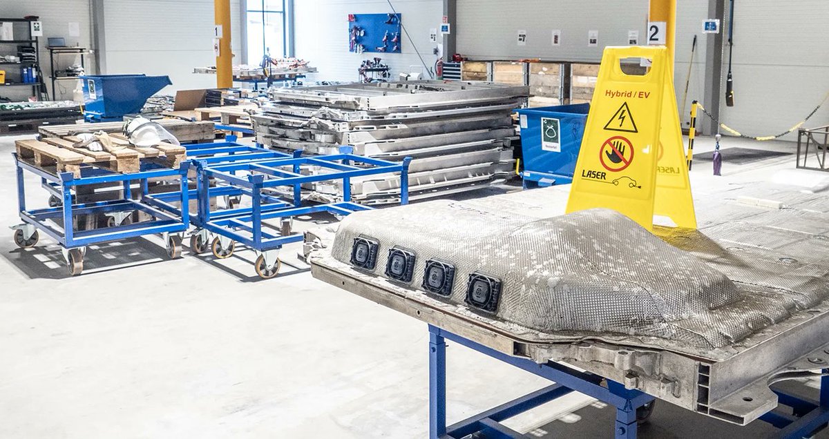 Autoretur's tweet photo. Materialene i ett kassert elbil batteri, kan vi lage 3 til 5 nye batterier i dag. Nå gjenvinner vi elbilbatterier i Norge. https://t.co/Ortx0Bwf7e https://t.co/QVs0CoT8QR