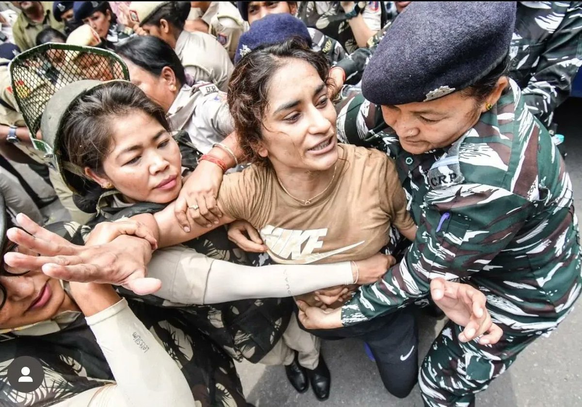 NortheastToday's tweet photo. #InVisuals | Dragged & detained: India’s top wrestlers, including Olympic medallists Bajrang Punia and Sakshi Malik stopped from marching towards new Parliament building, were detained by Delhi police today. https://t.co/d6dMlwOJjK