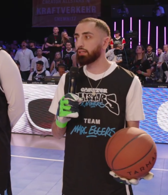 Er weiß wie man Basketball spielt!