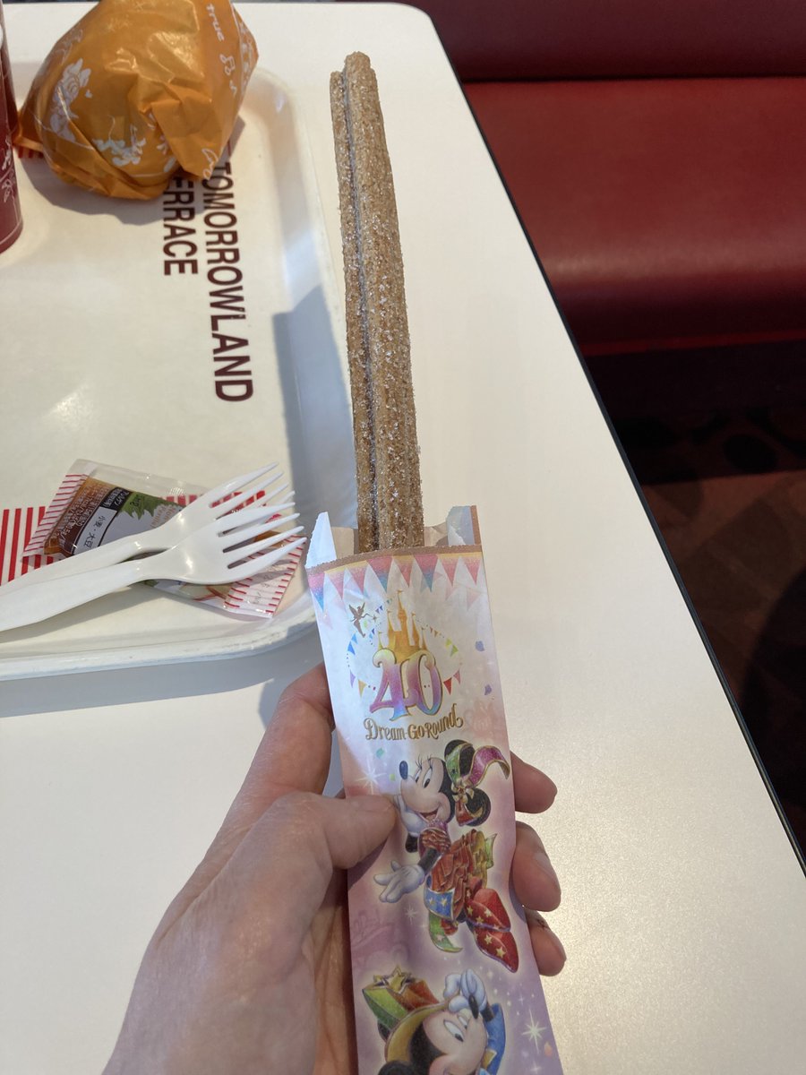 tonsuke_kids's tweet photo. TDLでチュロス食べました！40周年の包み紙に入っていて特別感満載✨
勢いで限定のグラスも頂きました🥂早速ビールグラスとして活躍しています🍺
ハニーハントに並びながらティンカーベルを激写したり、美女と野獣の世界観を味わったりと充実した一日でした☺️ https://t.co/OvVaMxfTQJ