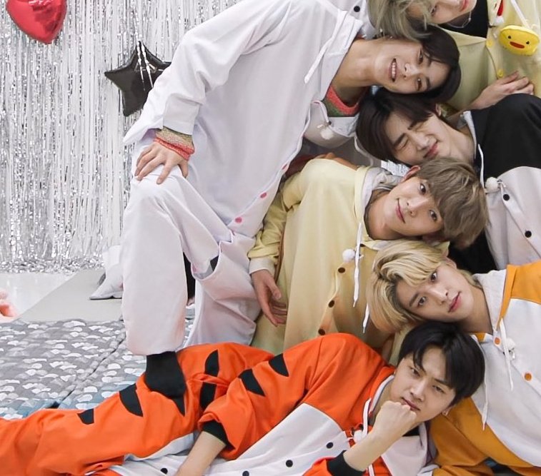 Jaywon_4life_'s tweet photo. PLS I just realized that jungwon is stepping on jay😂 https://t.co/nyTtF8Q7eq