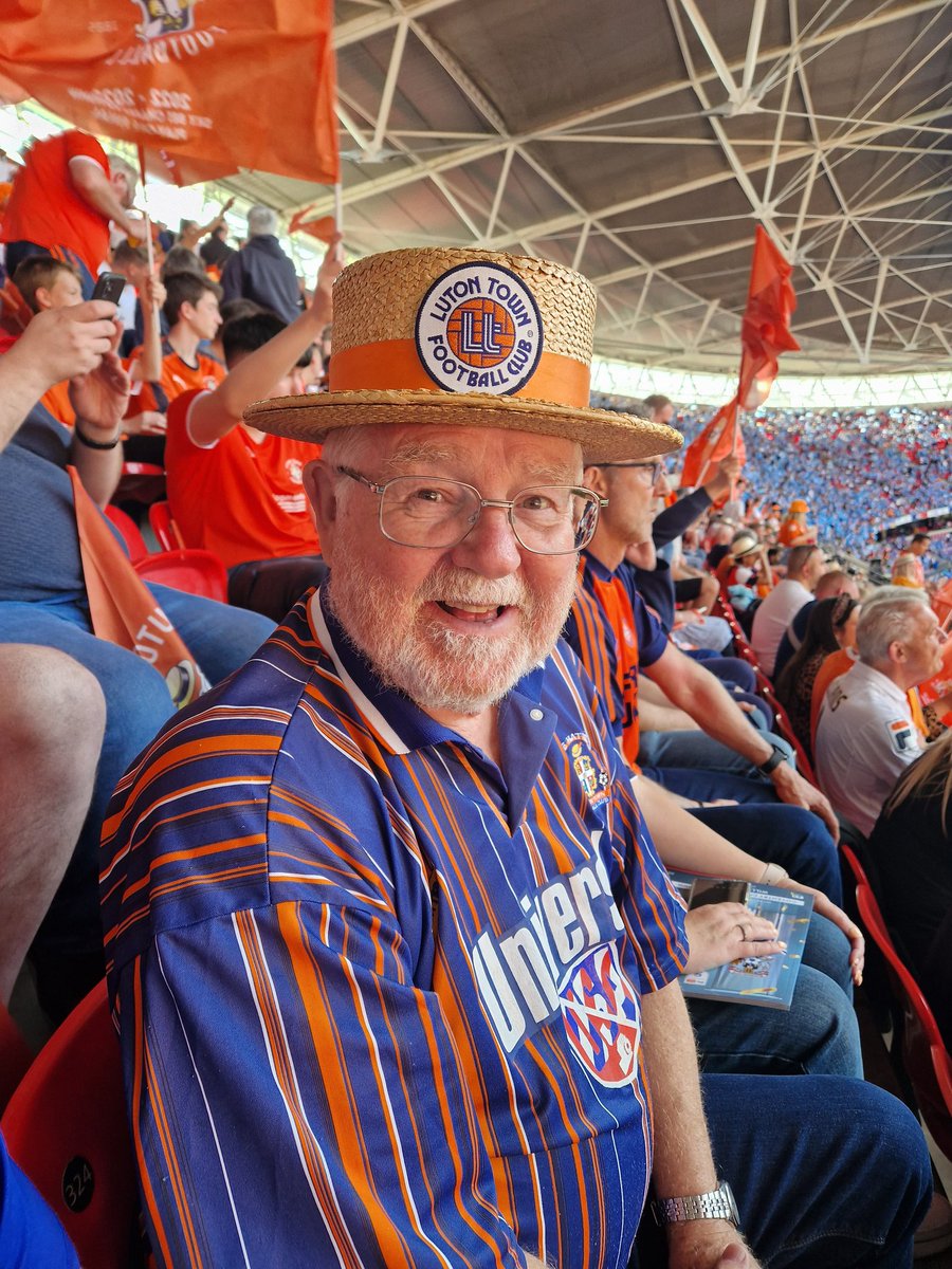 EmmaDavis71's tweet photo. In the excitement of yesterday we totally forgot to share our Straw Boater.. made in Luton.. 1st worn at the 1959 FA Cup final... soon to be worn in the Premier League 🧡💙

@LutonTown @HattersHeritage @HattersHistory @wearelutontown 

#lutontownfc #playofffinal  #PremierLeague https://t.co/4YSBX0xHnF