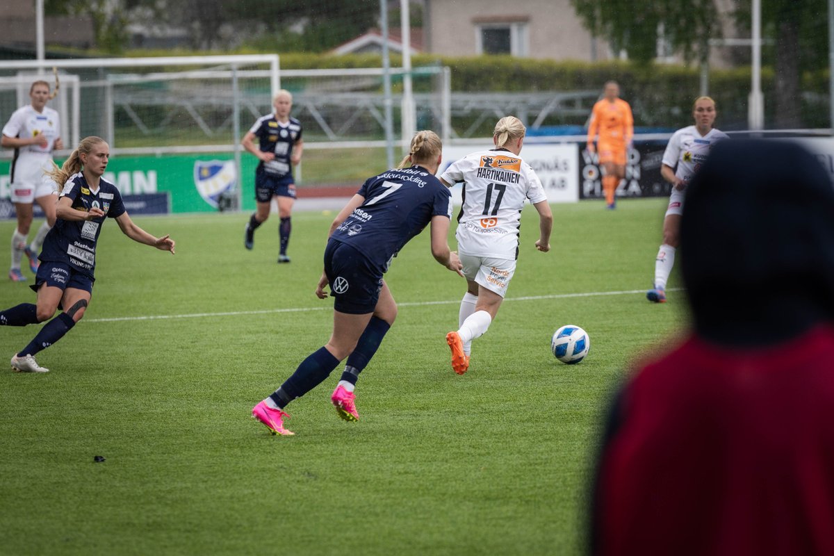 💛🖤 Ensimmäinen nelivitonen saarilla on nyt pelattu

⭐ KuPS lähtee toiselle jaksolle yhden maalin takaa-ajotilanteesta

🆚 Åland United 2-1 KuPS

#Banzai #KuPS