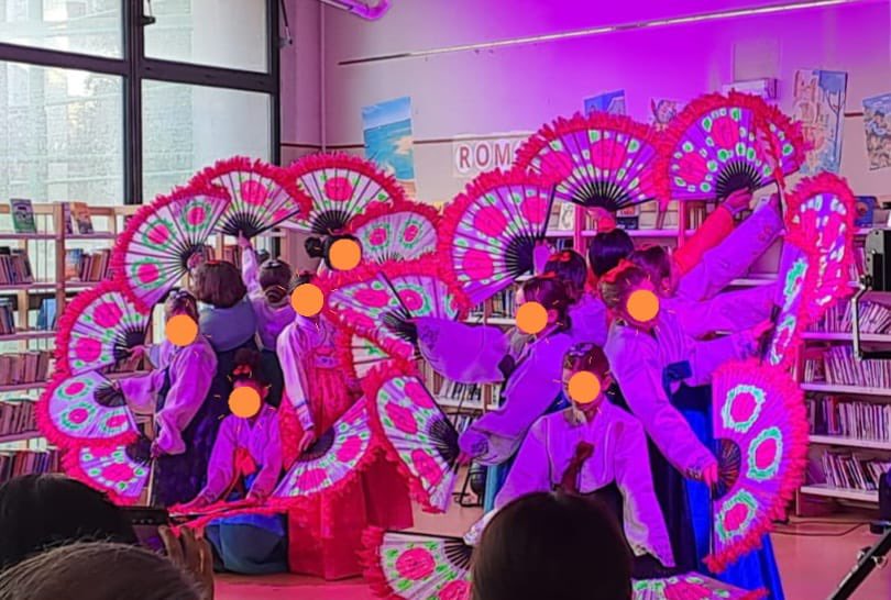 CollegeFlaubert's tweet image. 🔚Clôture Festival🇰🇷 "Je me MAI au coréen"  🎶concert des 6e #PEAC Merci @ AFFELAC🙏Sungmi Hong🙏artistes #coréens venus spécialement de #Séoul pour ateliers #calligraphie #Samulnori #danse masquée danse #éventails 🪭 #Kpop ! Merci aux élèves enthousiastes 🤩 @AMJouanny