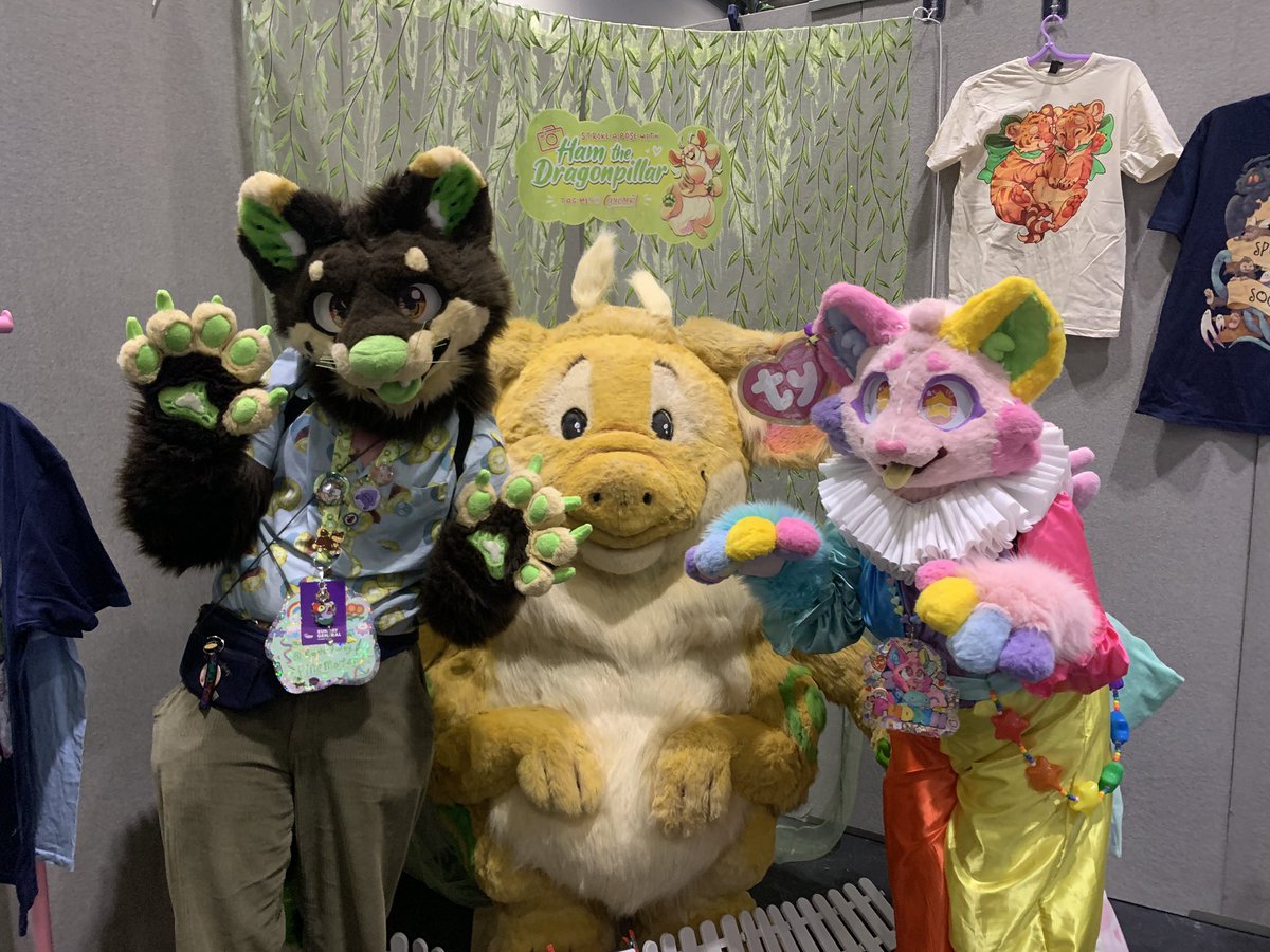 KiwiSodas's tweet image. Me and @puddinplush are in fursuit today at mcm! Say hi if you see us and we’d be happy to pose for a photo!