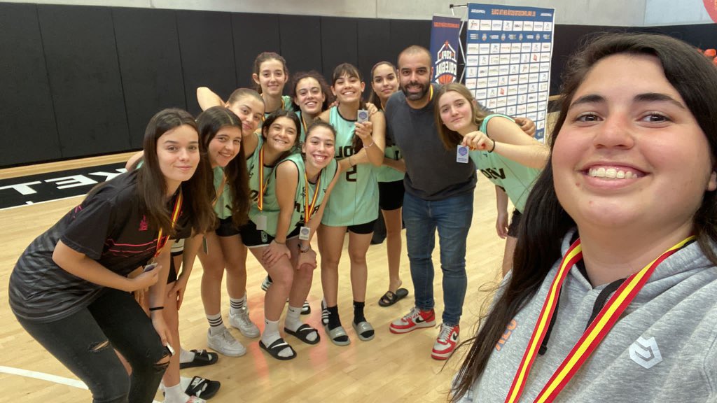 Quin equip de campiones tenim a l’<a href="/EscolaVirolai/">Escola Virolai</a> !!! Guanyar dos anys seguits la @CopaColegialBcn i arribar a la final nacional a València no es poca cosa.  Felicitats a totes! Sou molt grans!!!