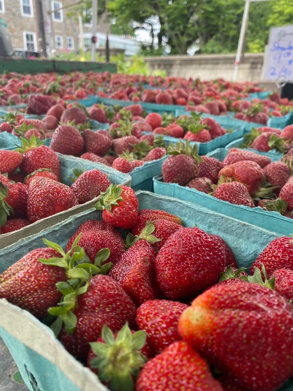 Hausman's has plenty of strawberries, but get here soon! Our vendors have pies, cupcakes, and more treats for your Memorial Day celebrations. 🇺🇸 #emmausmarket #farmersmarkets #strawberries